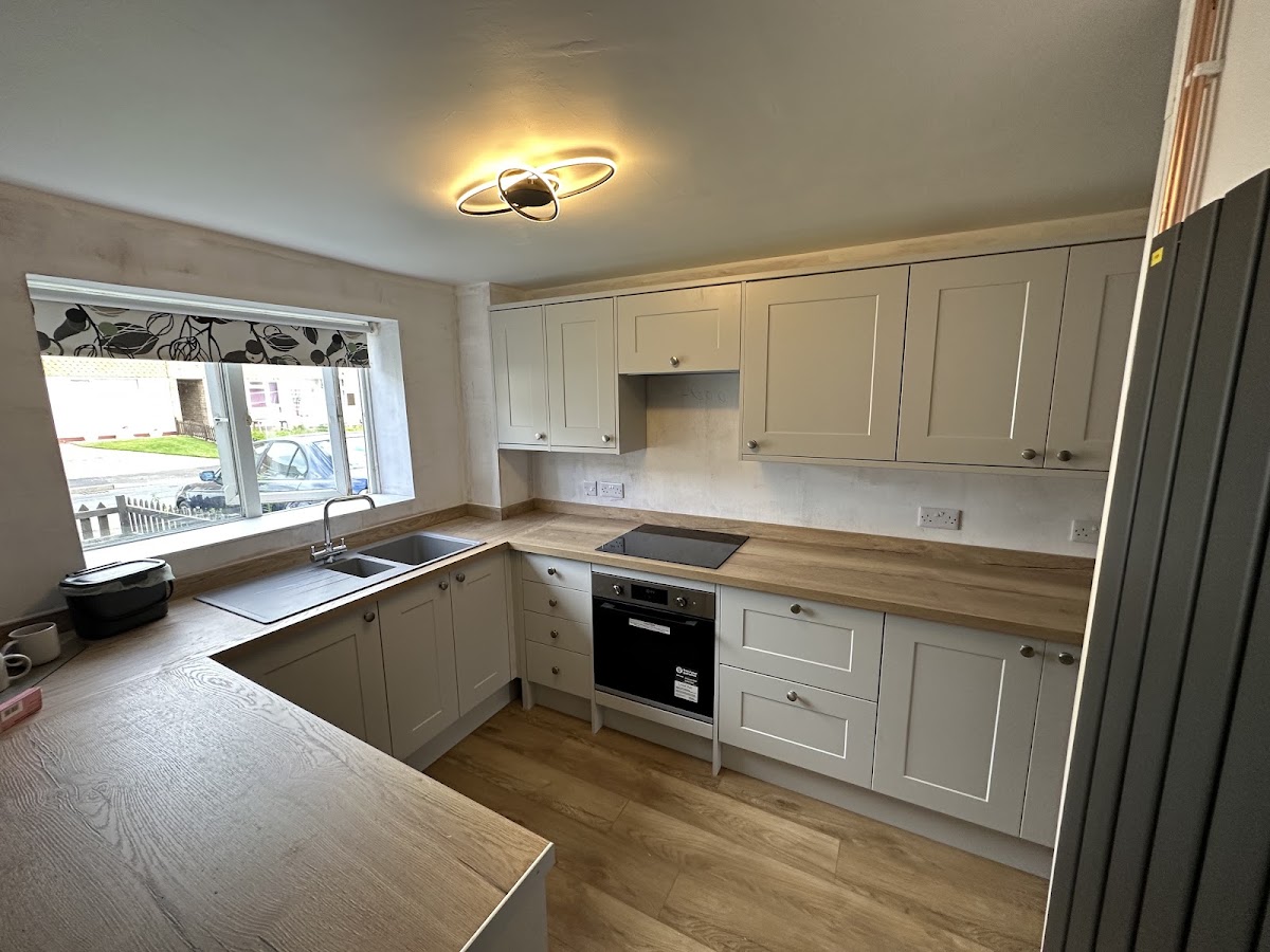 Completed modern fitted kitchen by MJJ